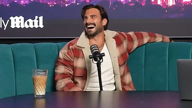 Eliot nema interesa za unovčavanje svojih 15 minuta - ali planira aukciju od svoje sada poznate jakne crvene zastave (na slici)