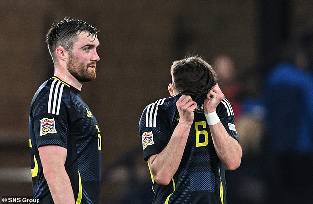 John Souttar i Kieran Tierney pokazuju svoju frustraciju s rezultatima koji iskazuje Škotsku