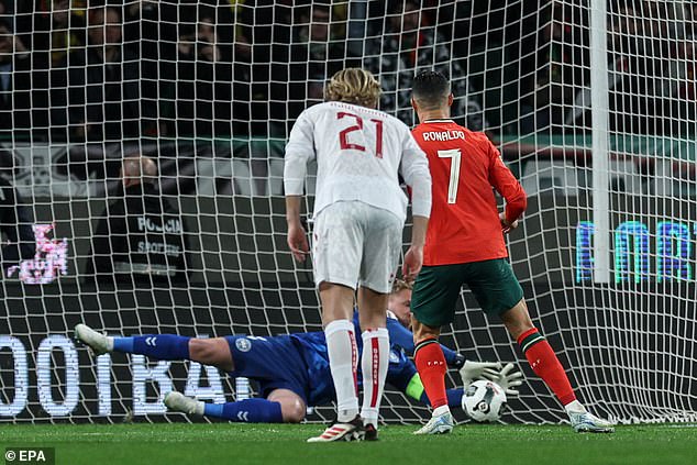 Napadač Al Nassr nastavio je izvesti šokantan napor koji je lako spasio Kasper Schmeichel