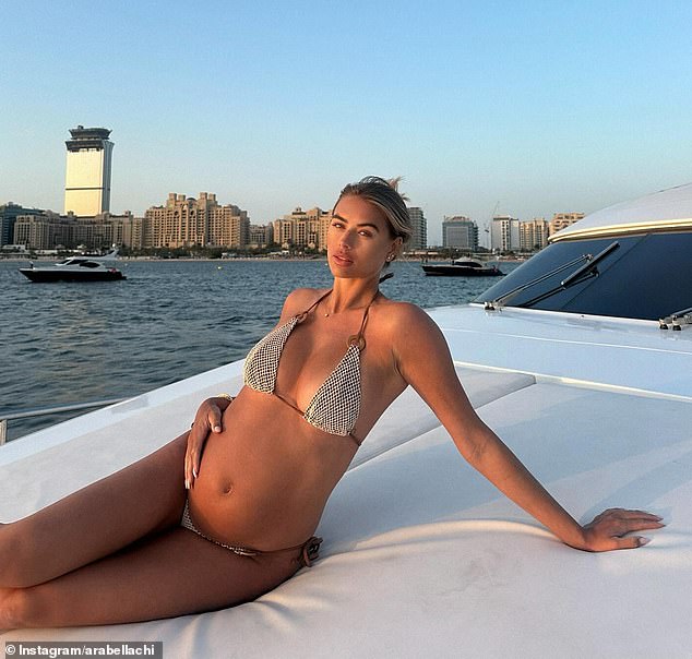 Arabella je izgledala svaki centimetar doting mame