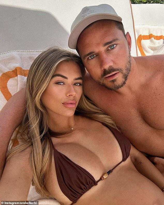 Dok se bliži roku, Arabella i njezin dečko Billy Henty upijali su se u samo cijelo vrijeme koje mogu dobiti prije nego što dočekuju svoje prvo dijete