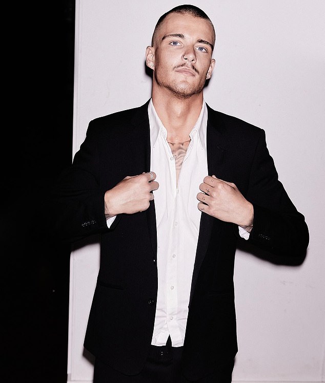 Daily Mail Australia može otkriti da je snažno tetovirani čovjek koji je ustao obožavatelj-mladenka Jamie Marinos tijekom posljednjeg izazova zadatka tijekom epizode u utorak, osim vodoinstalatera Tyson Fivez sa sjedištem u Melbourneu (na slici)