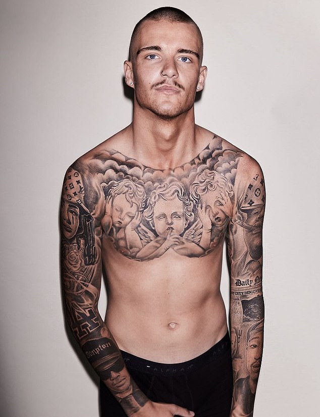 Fotografije su podijeljene na njegovom Instagramu prikazuju 20-nešto što pokazuje njegovu isklesanu tjelesnost, prekrivenu tetovažama koje ispuštaju čeljusti, uključujući trio kerubina preko njegovih koša, luksuznih motiva brenda i zamršenog rada s rukom koji se protežu niz obje ruke