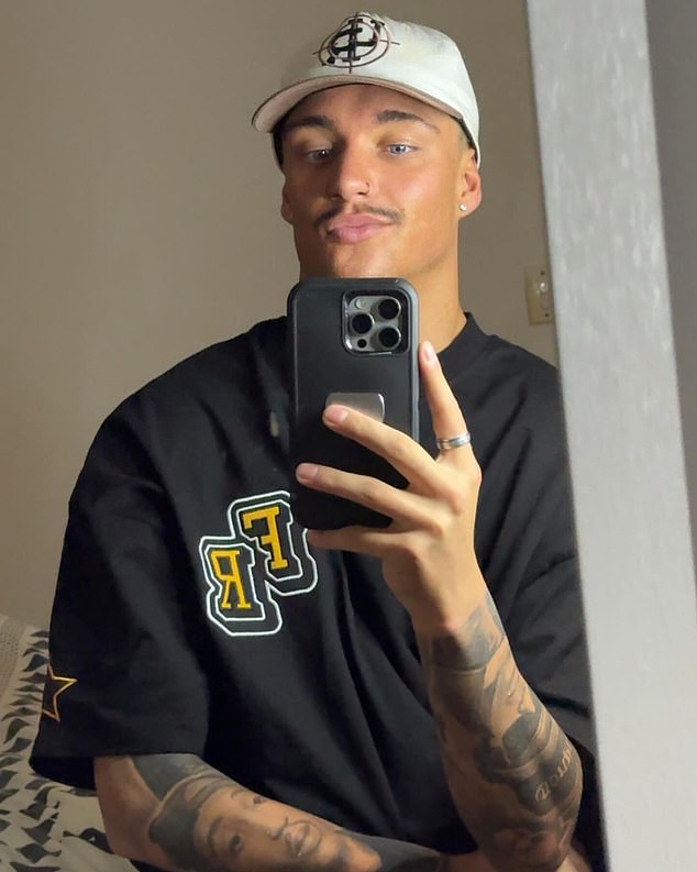 Tyson, model je potpisan s Brooklyn MGMT -om, koji poput svog supruga Davea Hand -a, radi kao tradicionar i ima veliko praćenje na Tiktoku