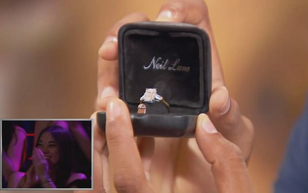 'Ukupno su tri dijamanta. Glavni dijamant je smaragdni rez, a dva manja dijamanta su u obliku metka. To je prekrasan prsten 