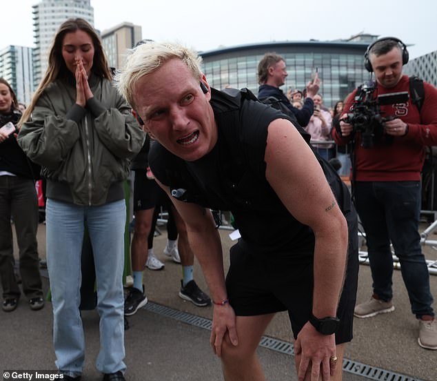 Voditelj BBC Radio 1, 36, proveo je pet dana trčeći od Londona do Salforda i u petak prešao ciljnu liniju, prikupivši nevjerojatnih 2.053.835 funti za dobrotvorne svrhe