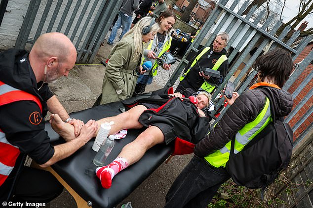 Jamie je usporedio noge s prevelikim trotterima hobita od Lord of the Rings, napisao je: 'Moja stopala su tako natečena !!! Pretučeni su i nokat noga mi će se otpasti '