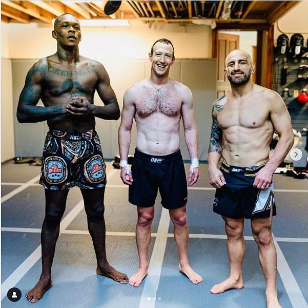 Mark Zuckerberg trenirao je s UFC prvacima Izrael Adesanya (L) i Alex Volkanovski