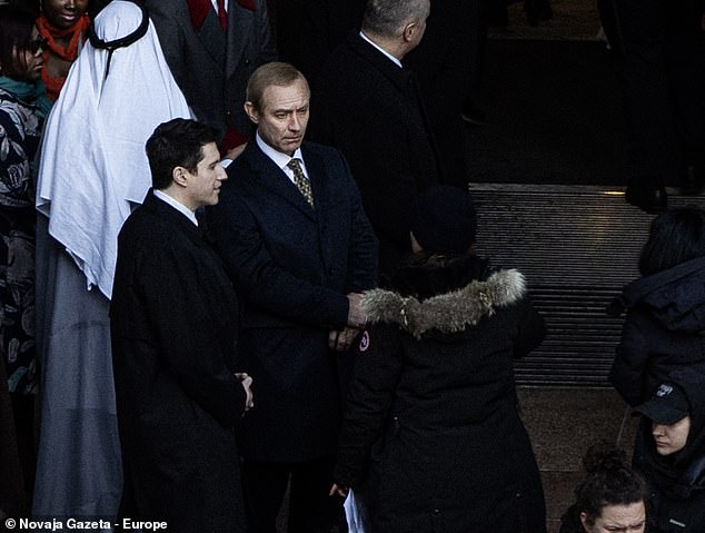 Hollywood Hunk koji je glumljen kao Vladimir Putin prvi je put prikazan u liku kako snima film o filmu o njegovim ranim godinama u politici započinje