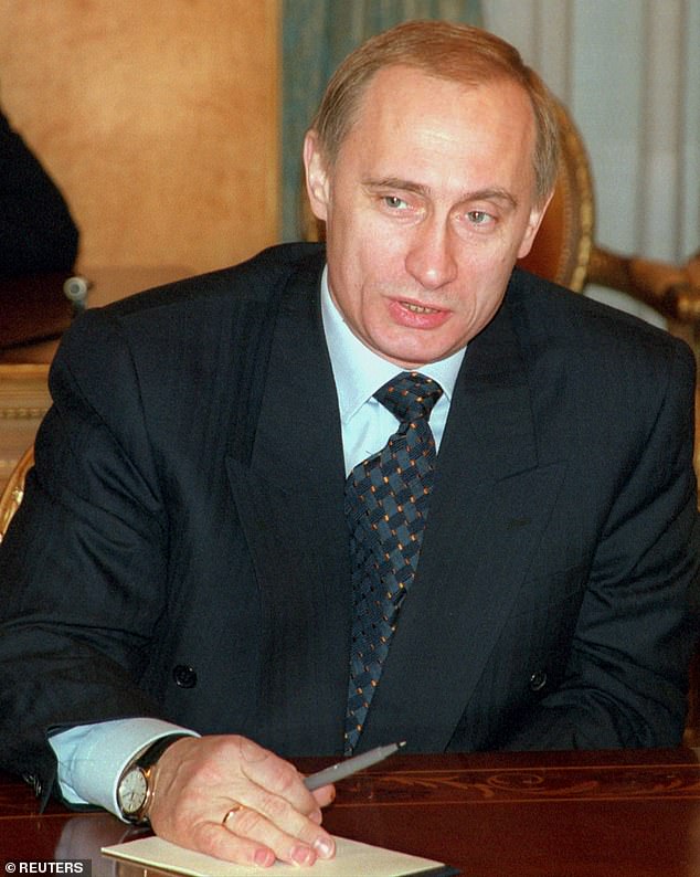 Jude Law (52) glumio je kao Putin i primijećen je kako je ovaj tjedan snimao nadolazeći biopic dok je snimanje snimanja u Latviji (Putin na slici 1999.)
