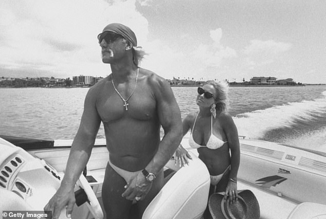 Hulk Hogan viđen je sa suprugom Lindom, rano u njihovom braku, dok je brod na obali zaljeva
