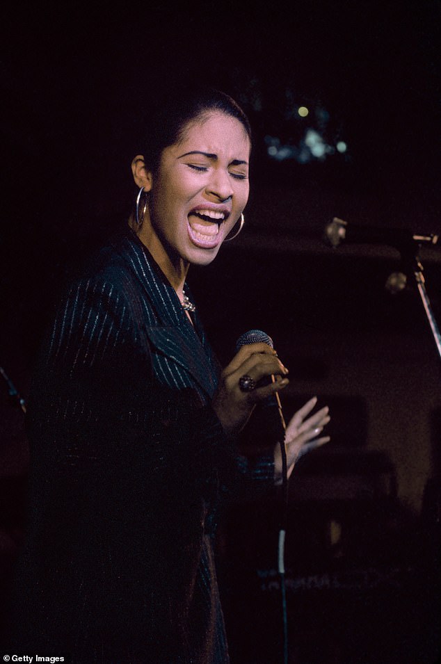 Selena je već bila jedna od najpopularnijih meksičko -američkih pjevača svih vremena prije njezine smrti, a njezin kip u latinskoj i Tejano glazbi porastao je tek nakon toga; Selena viđena u siječnju 1995