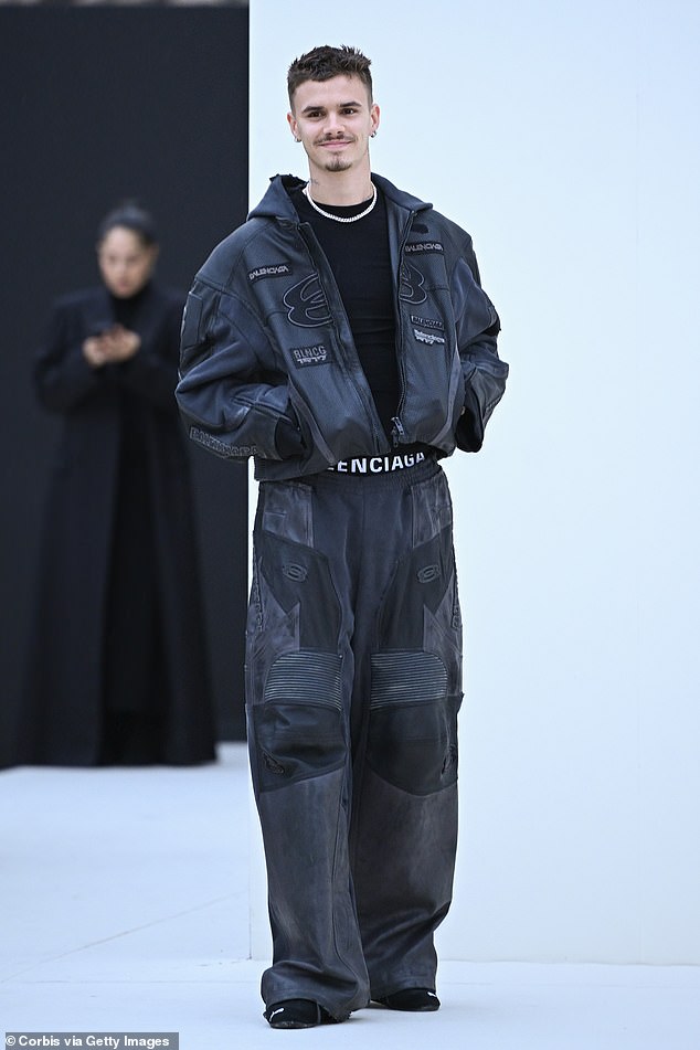 Romeo Beckham na Parizu Week Week ranije ovog mjeseca. U srijedu je uočen u publici u Top Secret Comedy Clubu u londonskom Covent Gardenu