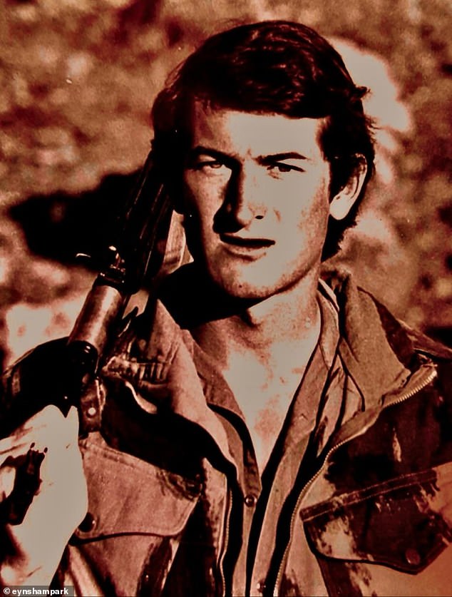 David Mason (na slici) umro je u 73. godini. Dodijeljen je sultanu Omanske vojske 1973. godine, jednom je tri sata vidio kontinuirane akcije, spašavajući živote desetak muškaraca