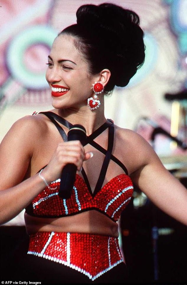 Selenin posthumni album na vrhu ljestvice Billboard 200 albuma u srpnju 1995. godine, a biopska selena iz 1997. godine bila je hit koji je Jennifer Lopez (na slici) dao njezinu uloga u prolazu