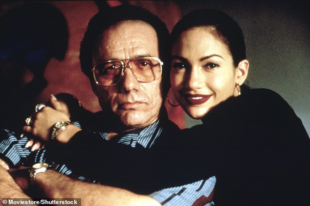 Nekoliko sati prije nego što je odluka izašla u javnost, Lopez se slučajno ponovno okupio s Edwardom Jamesom Olmosom, koji je u filmu ikoničnog filma iz 1997. glumio Seleninog oca Abrahama Quintanilla (na slici zajedno) (na slici zajedno)