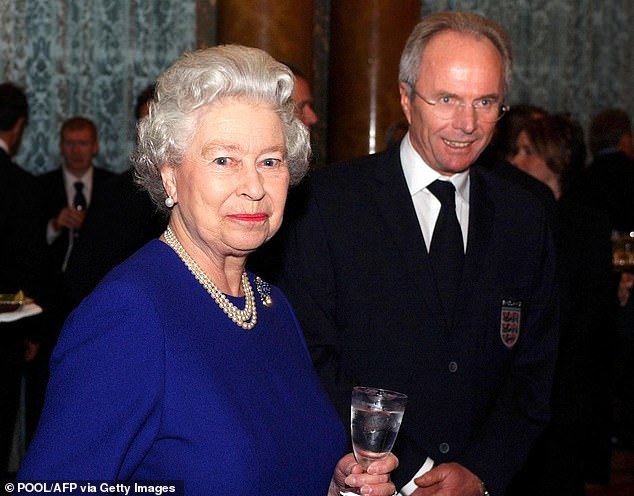 Bivši šef Engleske Sven Goran Eriksson s kraljicom Elizabetom II u Buckinghamskoj palači 2002