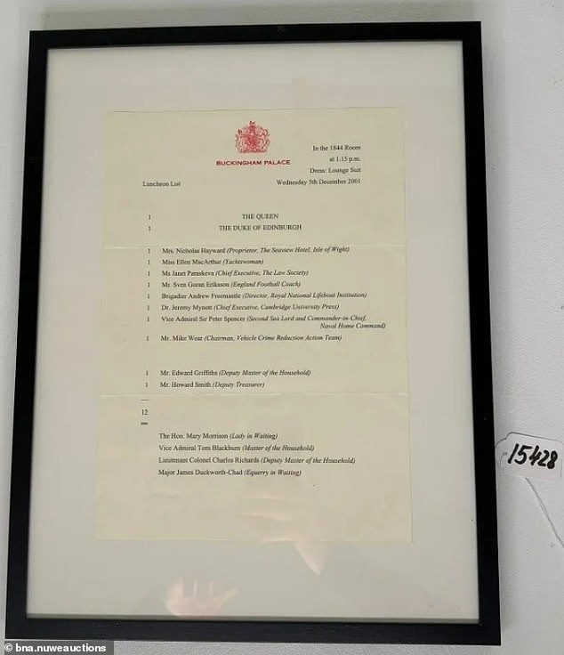 Pozivnica za ručak od pokojne kraljice bila je među stotinama predmeta koje je obitelj prodala