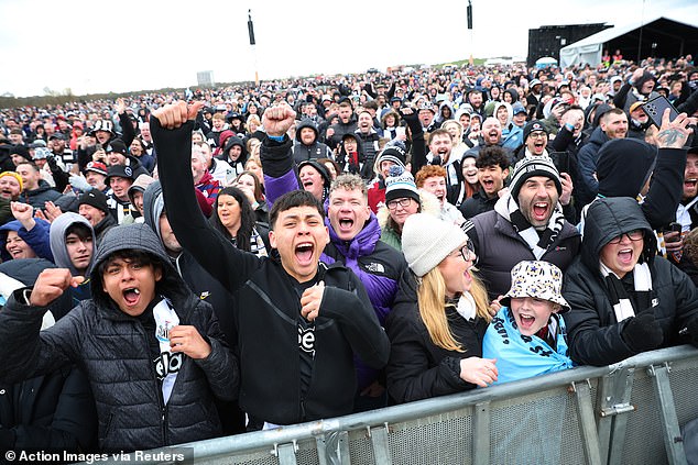 Stotine tisuća navijača Newcastlea okupile su se u centru grada kako bi proslavili pobjedu svog tima Carabao Cup