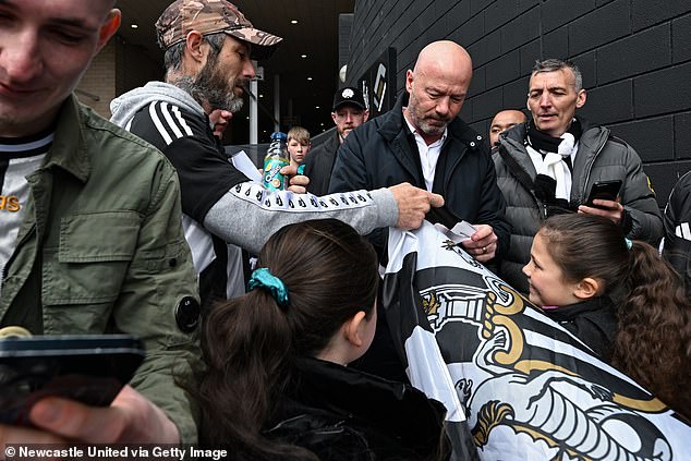 Klupska legenda Alan Shearer potpisao je autograme prije nego što se probio u parku St. James '