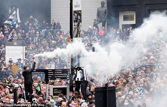Dimne staze iz osjećaja kao jubilantne navijače Newcastlea mise ispred kluba u slavljenju raspoloženja