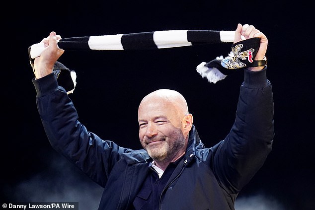 Legenda Newcastlea Alan Shearer drži svoj crno -bijeli klupski šal, dok je na pozornicu u sklopu proslava nakon pobjede kluba Carabao Cup