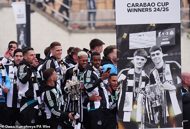 Igrači Newcastle Uniteda uzimaju u atmosferu dok parada pobjede kreće u parku St. James '