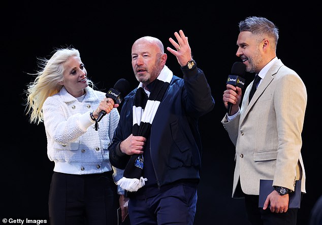 Bivšeg igrača Newcastle Uniteda Alana Shearera intervjuira Lynsey Hipgrave (lijevo) i Pete Graves (desno), izlagači i obožavatelji Newcastle Uniteda