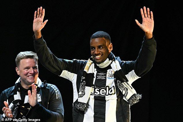 Alexander Isak, strijelac drugog gola u finalu protiv Liverpoola, maše se obožavajućoj gomili dok mu pljeska šef Newcastlea Eddie Howe