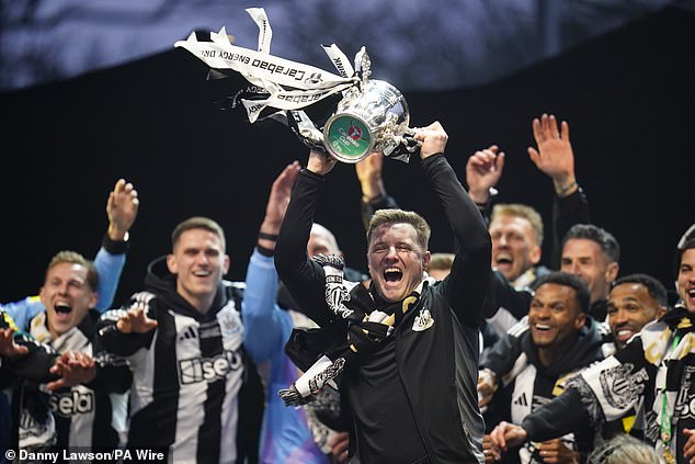 Menadžer Newcastlea Eddie Howe podiže Carabao Cup na visokoj paradi pobjede u subotu navečer