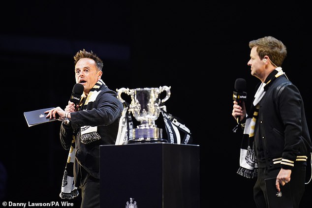 Newcastle Superfans Ant i Dec pripremaju se za predaju trofeja igračima na pozornici