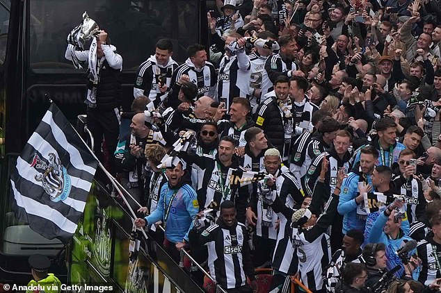 Igrači Newcastle Uniteda slave Carabao Cup sa svojim navijačima tijekom parade otvorenog autobusa u Newcastleu