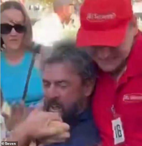 Čovjek je zaustavljen neposredno preko granične ograde i spriječio da ode s panjom