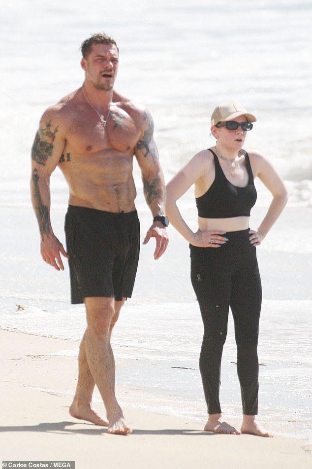 Star Reacher (42), koji je trenutno u Australiji kako snima svog novog filmskog trkača, uočen je kako ide na trčanje sa svojim pomoćnikom