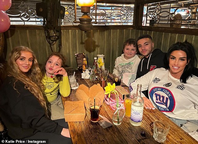 Uzimajući u svoju priču, rekla je: 'Sretan Majčin dan svima! Uživajte u svom danu i svi vi djeca danas pazite na mamu. Danas nisam sa svojom djecom jer je to moja prva emisija u Pantu! '