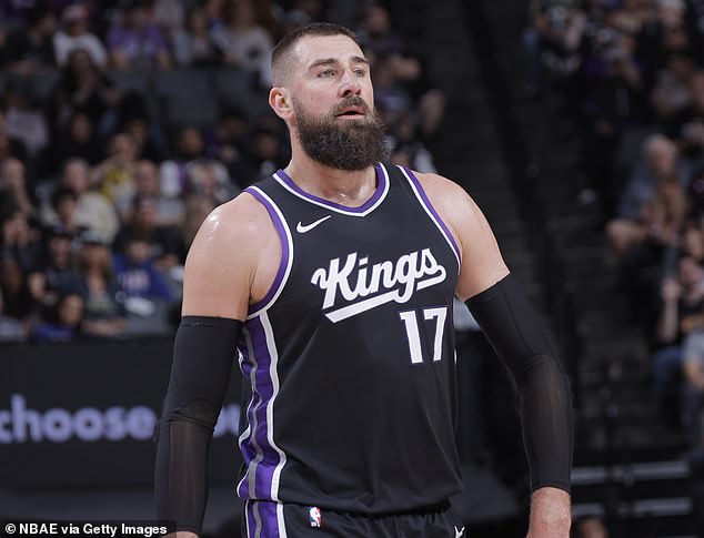 Valanciunas, koji se u veljači preselio u Sacramento, pljuva se slika legende NFL -a