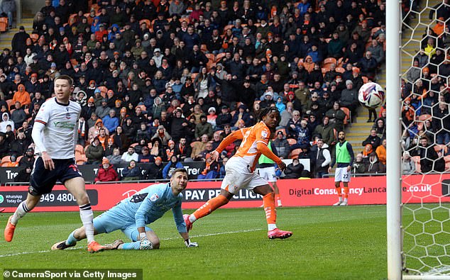 Niall Ennis izrezao je napor nad golmanom Nathanom Baxterom da vrati Blackpoolovo vodstvo