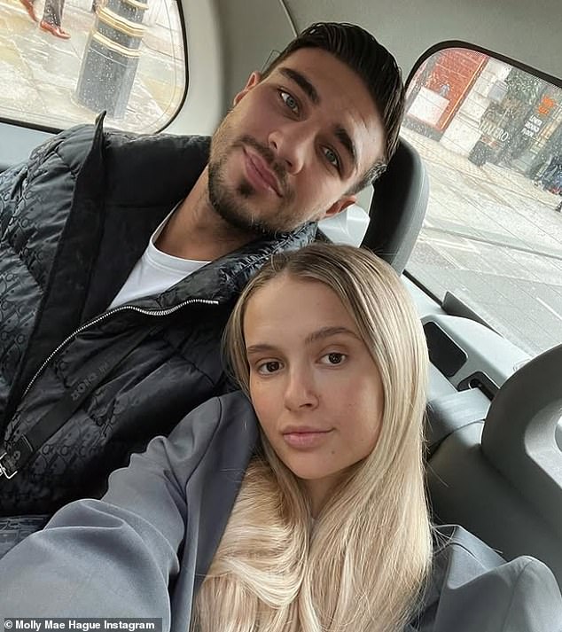 Molly-Mae-ovi prijatelji sada kažu da se par iznova nalazi u fazi medenog mjeseca i da je reality zvijezda jasno dala do znanja da 'nije briga tko zna' da su opet zajedno