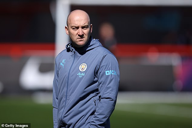 Man City menadžer Nick Cushing prikazan na stadionu Broadfield uoči nedjeljne pobjede 2-1