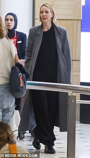 Podignuvši crnu torbu na leđa, glumački glumac pridružili su se njegovim zvijezdama Leslie Bibb, 51, i Natasha Rothwell, 44