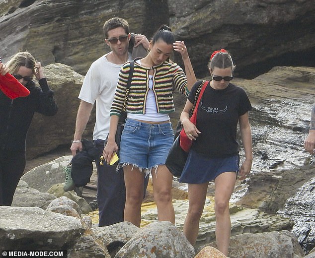 Dua i njezin tim uživali su u šetnji do obale prije nego što su odlučili pronaći mjesto za mjesto za sunčanje