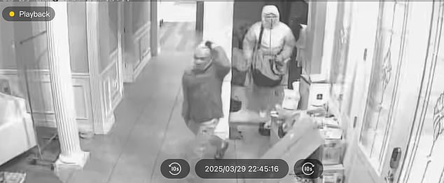 Vremenski pečat na snimci prikazuje pljačkaši koji ulaze u kuću u subotu, 29. ožujka