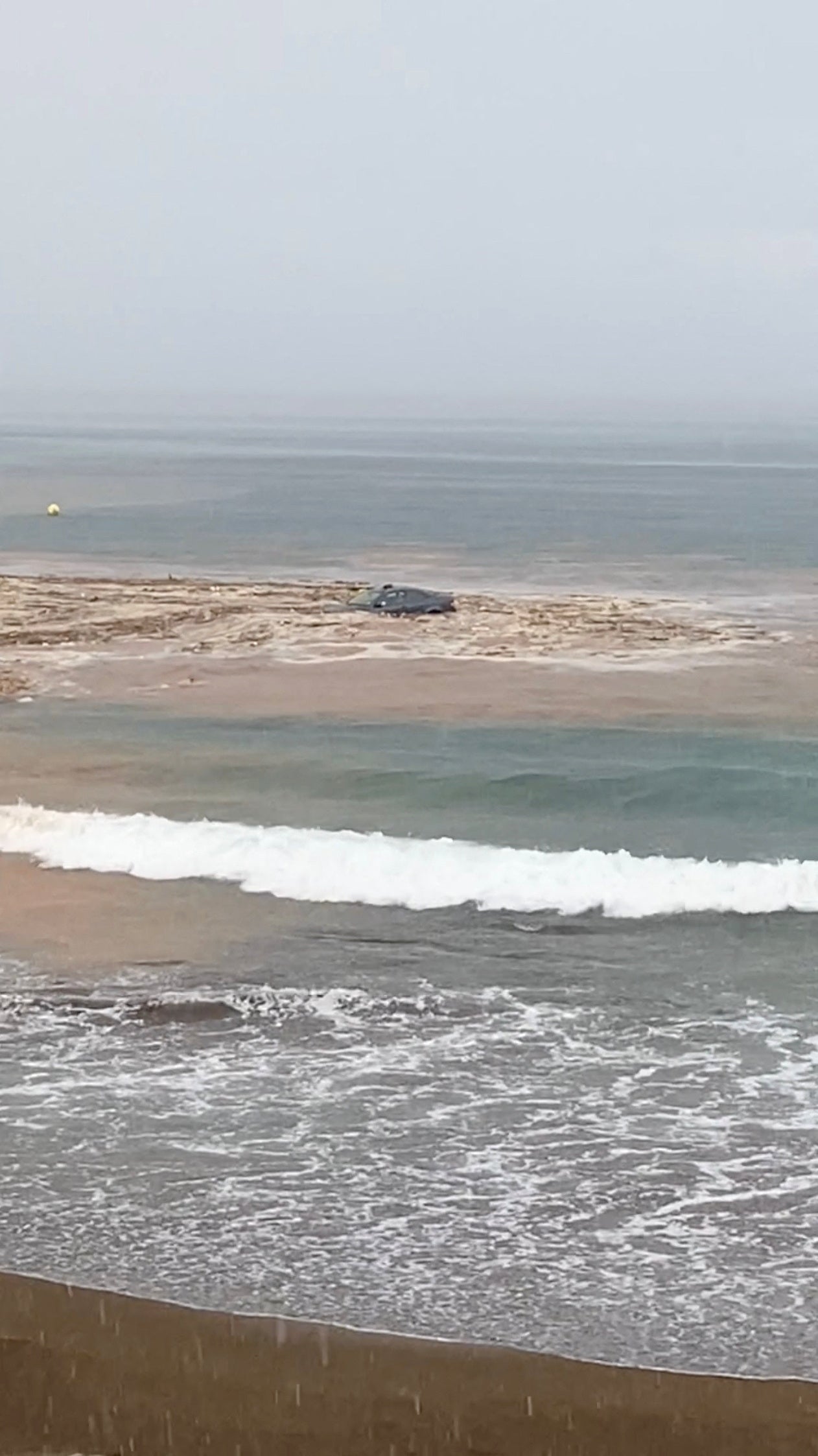 Automobil se povlači u more plaže Salinetas
