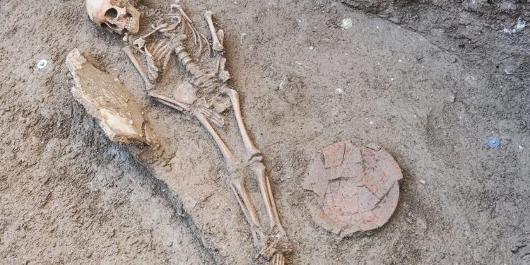 ANTIČKI DJEČJI GROBOVI Vrt palače Radošević u centru Hvara otkrio nove tajne!