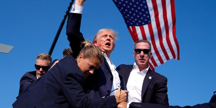 AP fotograf koji je fotografirao Trumpa nakon pokušaja atentata borio se protiv njegove zabrane Bijele kuće