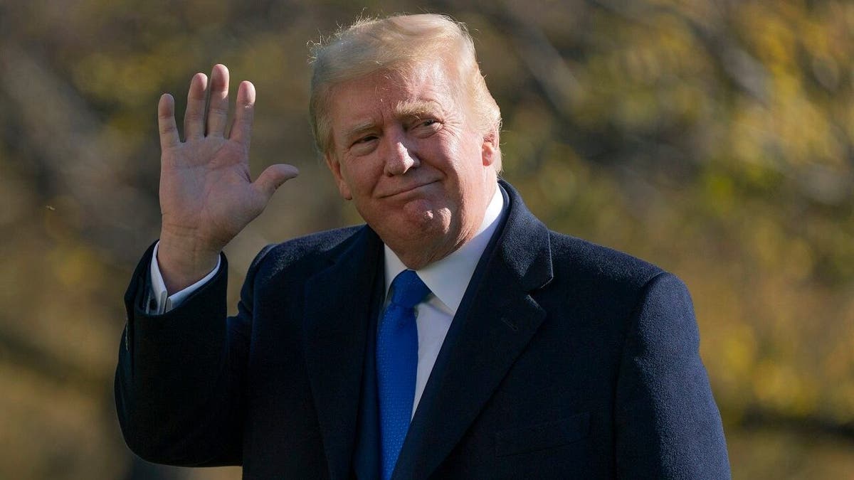 Izabrani predsjednik Donald Trump valovi