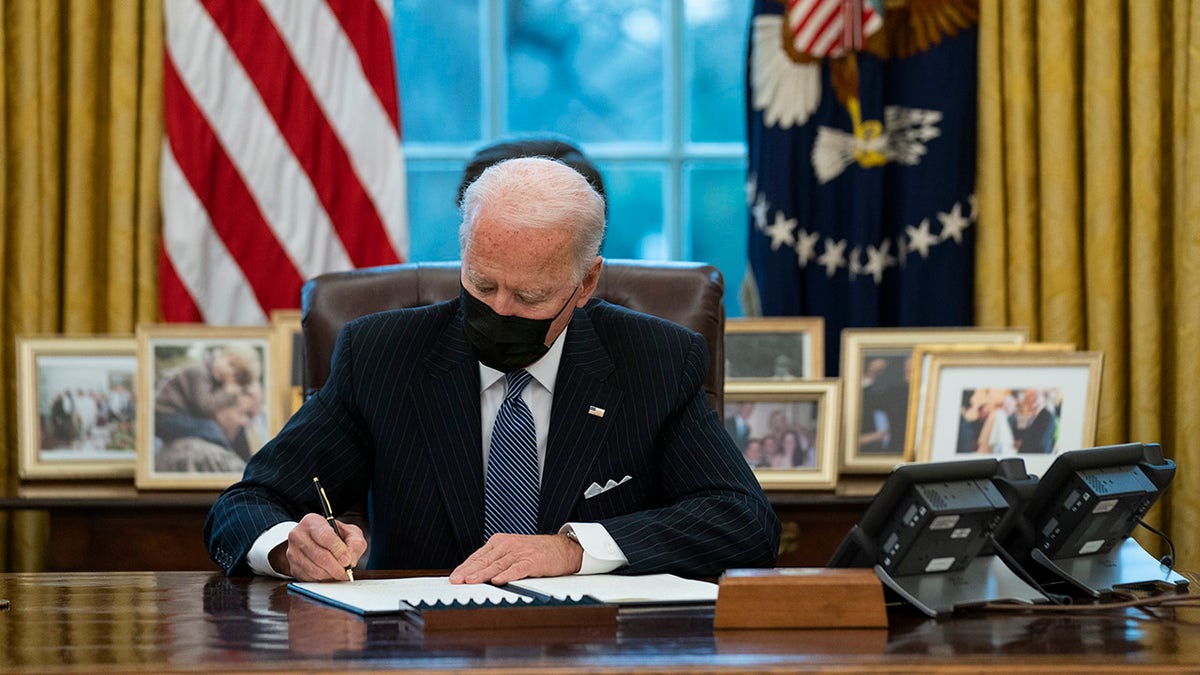 Predsjednik Joe Biden potpisuje izvršnu naredbu koja je preokrenula zabranu Trumpove ere transrodnim pojedincima koji su služili u vojsci, u Ovalnom uredu Bijele kuće, u ponedjeljak, 25. siječnja 2021. godine, u Washingtonu.
