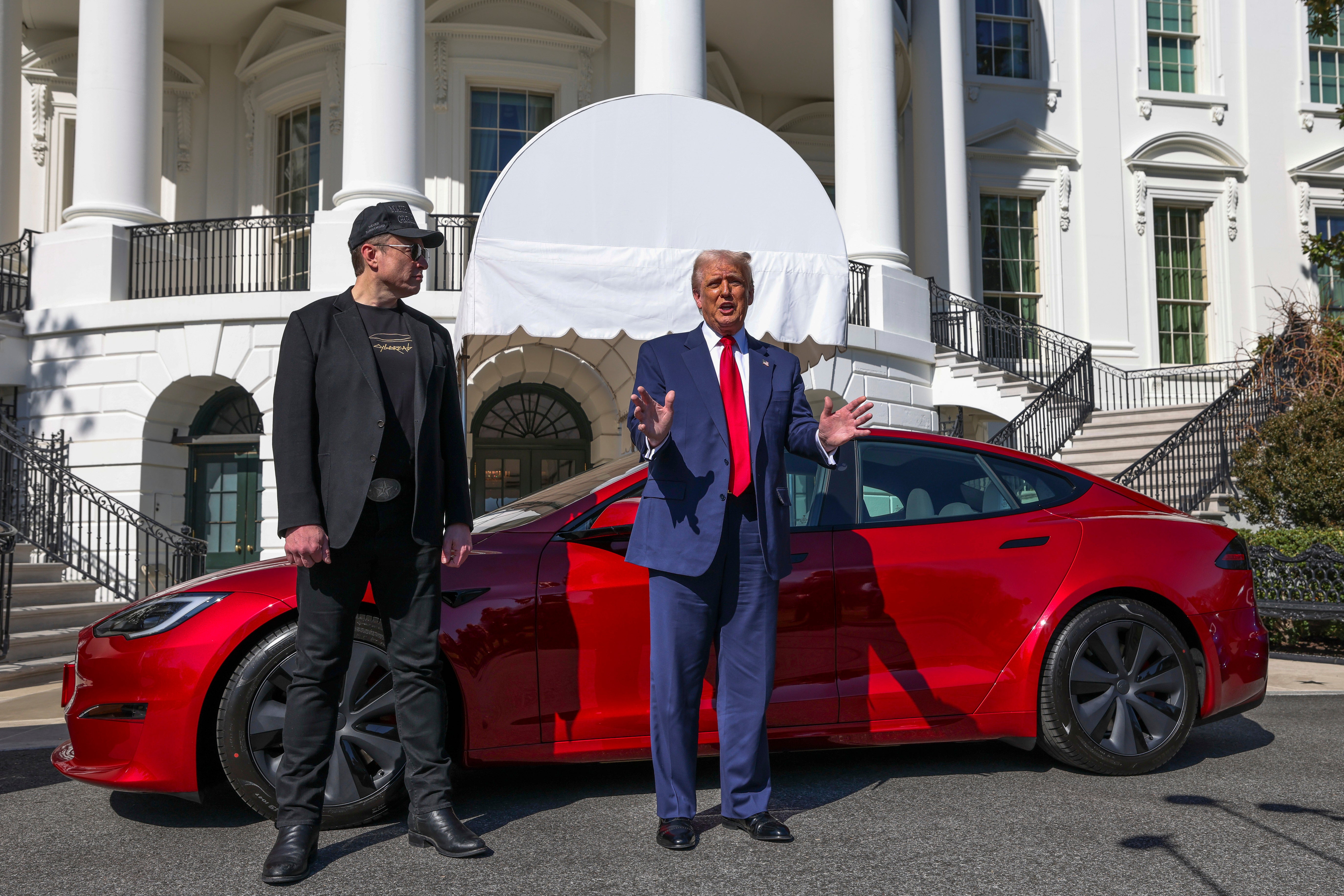 Trump i Musk razgovaraju s novinarima ispred Crvenog modela s Teslinom vozilom