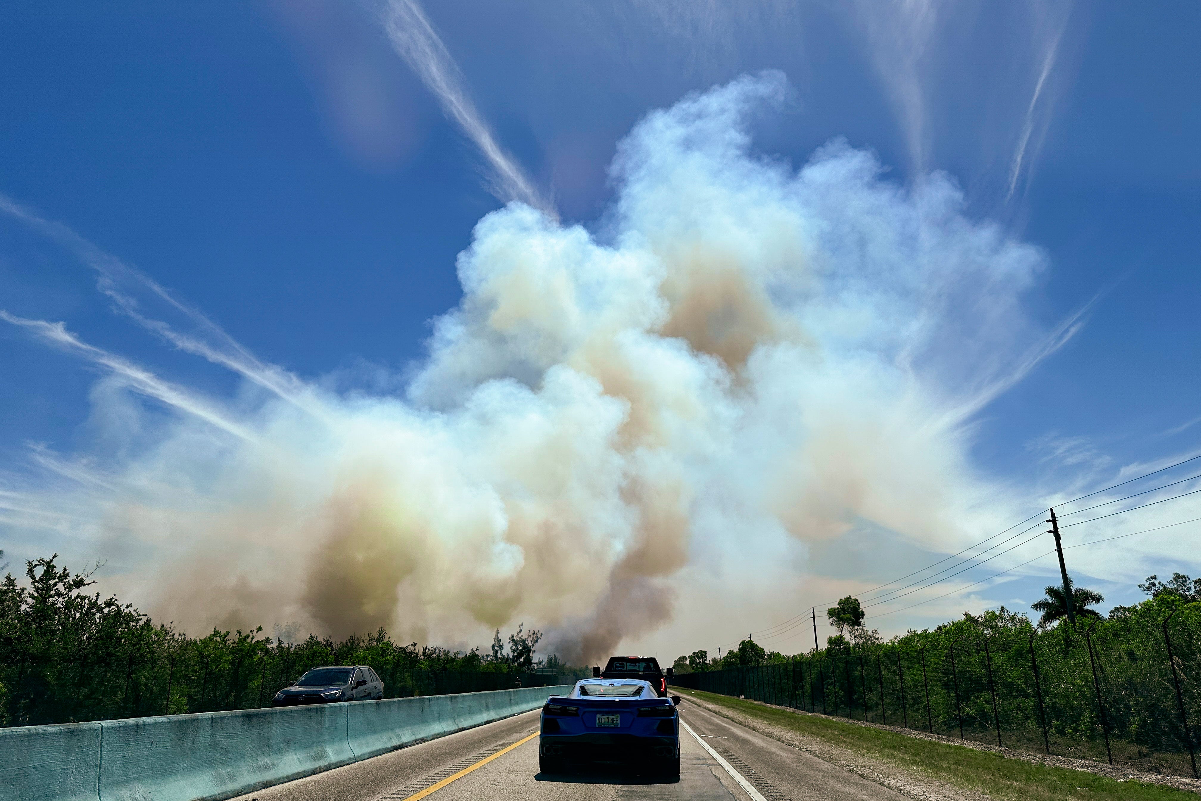 Dim s 25.000 hektara ugasio je autocestu Florida. Da je također sadržan požar