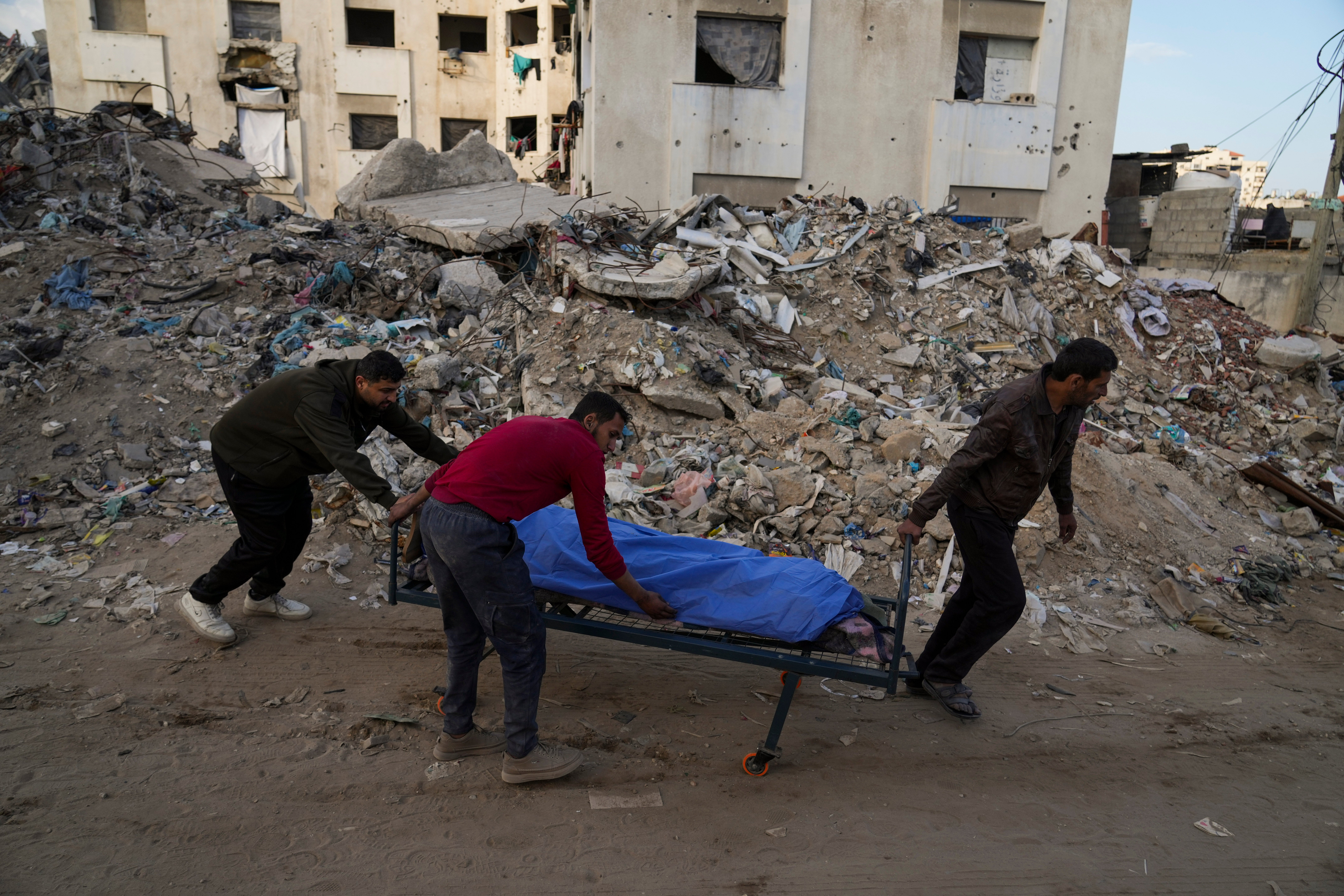 Tijelo Palestinaca ubijenog u zračnim napadima izraelske vojske dovedeno je u utorak u bolnicu Shifa u gradu Gaza